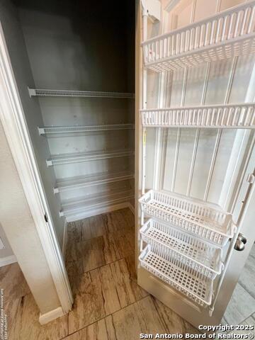 Listing photo id 8 for 9034 Holland Park