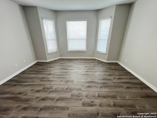 Listing photo id 16 for 9034 Holland Park