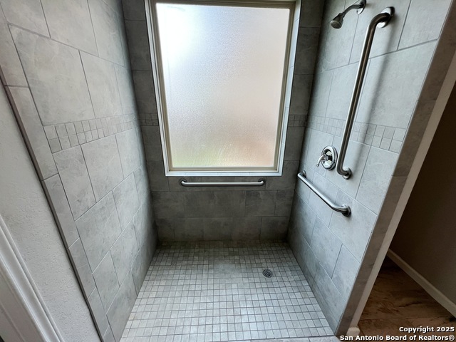 Listing photo id 19 for 9034 Holland Park