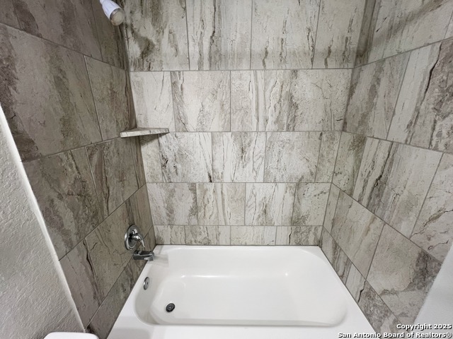 Listing photo id 32 for 9034 Holland Park