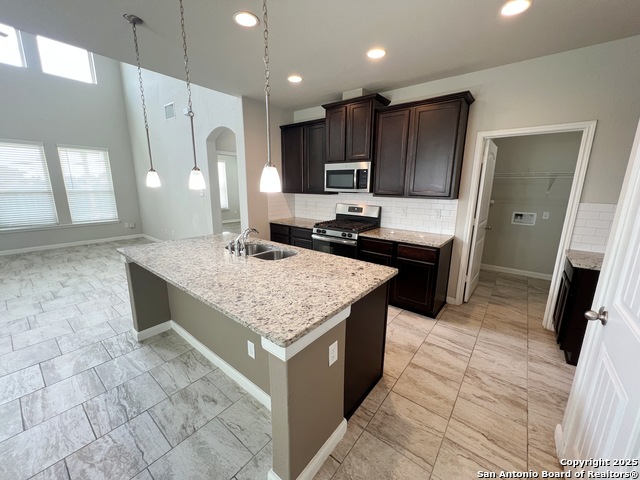 Listing photo id 2 for 9034 Holland Park