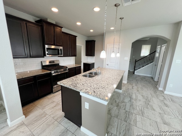 Listing photo id 3 for 9034 Holland Park