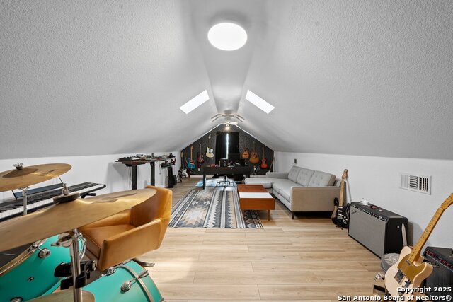 Image 32 of 35 For 9831 Rebel Queen