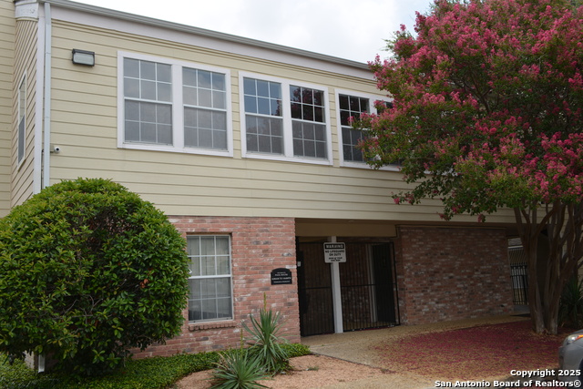 Image 21 of 23 For 11610 Vance Jackson Rd  108
