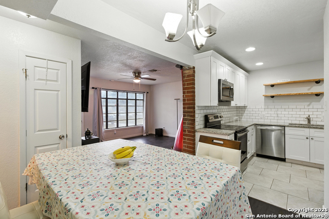 Listing photo id 4 for 359 Tomrob