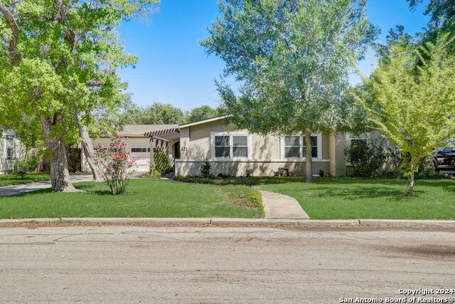 Image 4 of 44 For 631 Nottingham Dr E