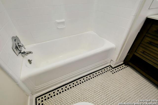 Image 8 of 18 For 423 Woodlawn Ave W 2