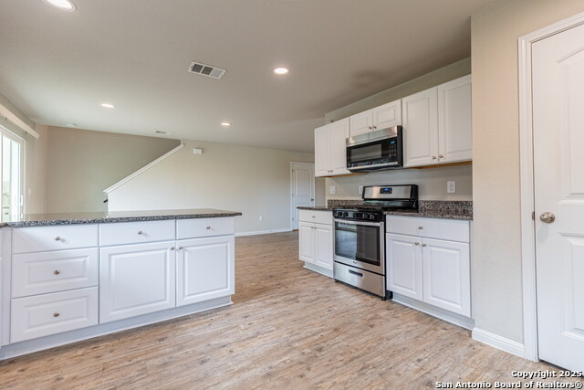 Listing photo id 9 for 10322 Relic Oaks