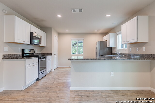 Listing photo id 7 for 10322 Relic Oaks