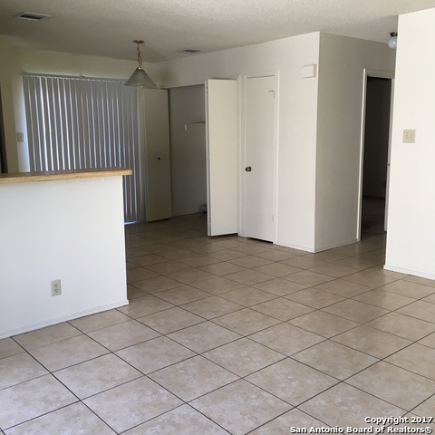 Listing photo id 3 for 5011 Sommerdale