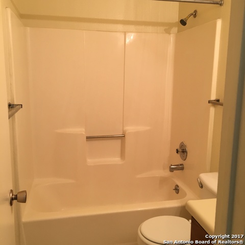 Listing photo id 5 for 5011 Sommerdale