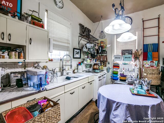Listing photo id 10 for 911 Camden St