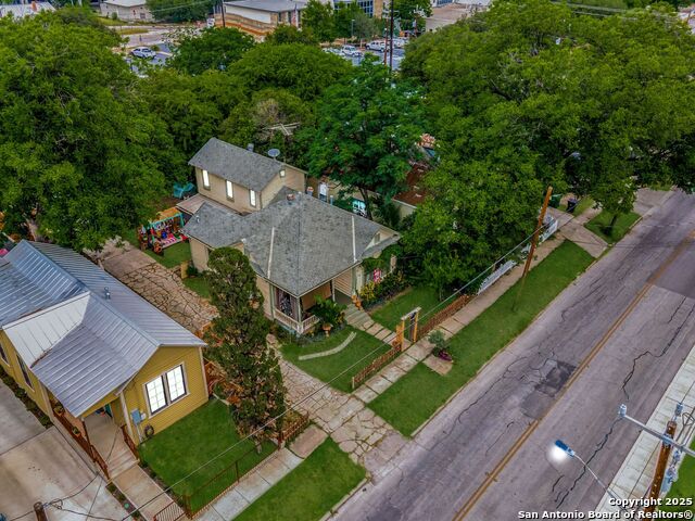 Listing photo id 3 for 911 Camden St