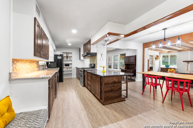 Listing photo id 12 for 808 Eventide