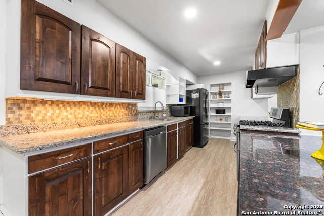 Listing photo id 13 for 808 Eventide