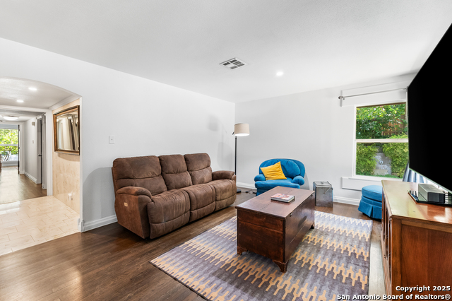 Listing photo id 3 for 808 Eventide