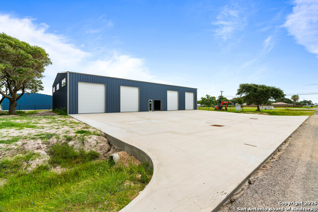 Details for 114 First St W, Rockport, TX 78382