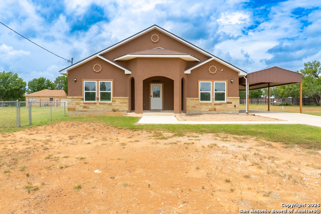 Listing photo id 1 for 18687 Rolling Meadow