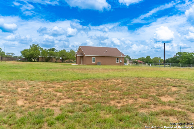 Listing photo id 29 for 18687 Rolling Meadow
