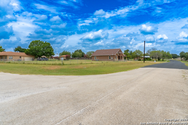 Listing photo id 30 for 18687 Rolling Meadow