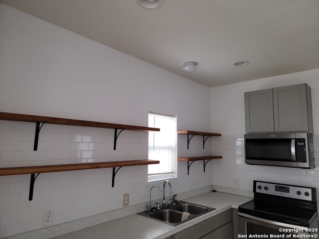 Listing photo id 12 for 3402 Salinas W