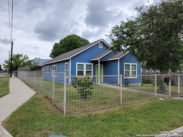 Listing photo id 0 for 3402 Salinas W