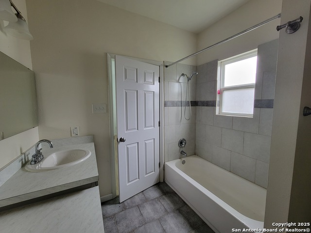 Listing photo id 18 for 3402 Salinas W