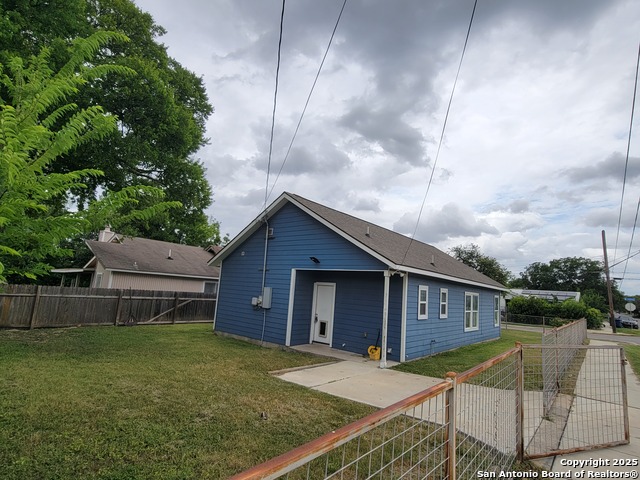 Listing photo id 21 for 3402 Salinas W