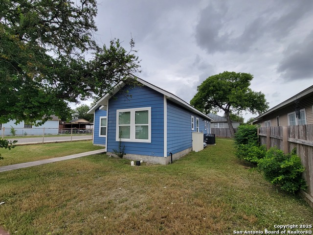 Listing photo id 2 for 3402 Salinas W