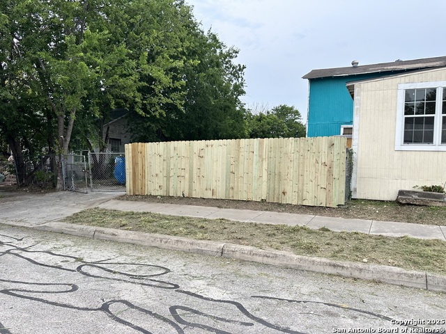 Listing photo id 1 for 220 Pinto N 2