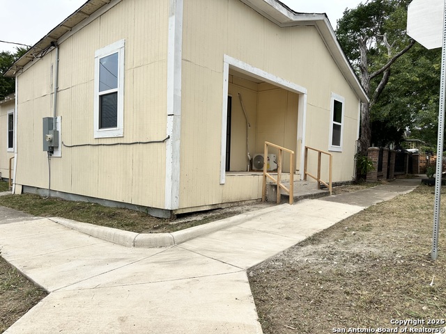 Listing photo id 1 for 220 Pinto N