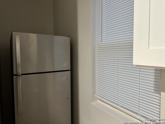 Listing photo id 3 for 220 Pinto N