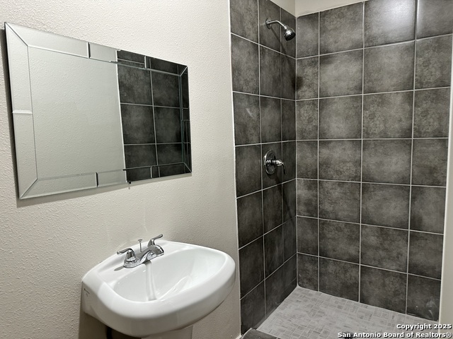 Listing photo id 6 for 220 Pinto N