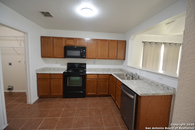 Listing photo id 3 for 3506 Ashleaf Wells