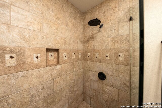 Image 34 of 49 For 11019 Whisper Hollow St