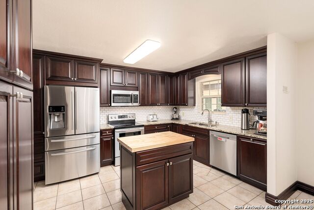 Listing photo id 8 for 103 Misty Bend