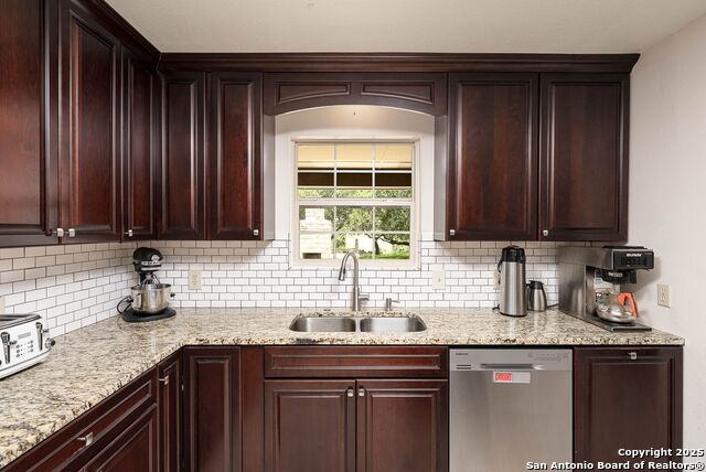 Listing photo id 9 for 103 Misty Bend