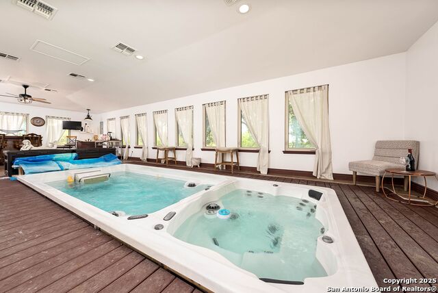 Listing photo id 27 for 103 Misty Bend