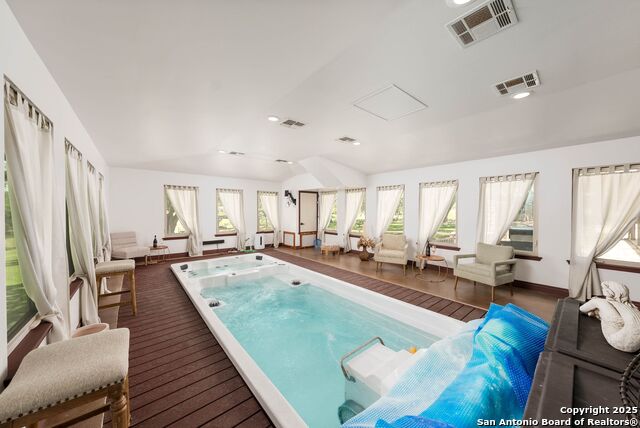 Listing photo id 29 for 103 Misty Bend