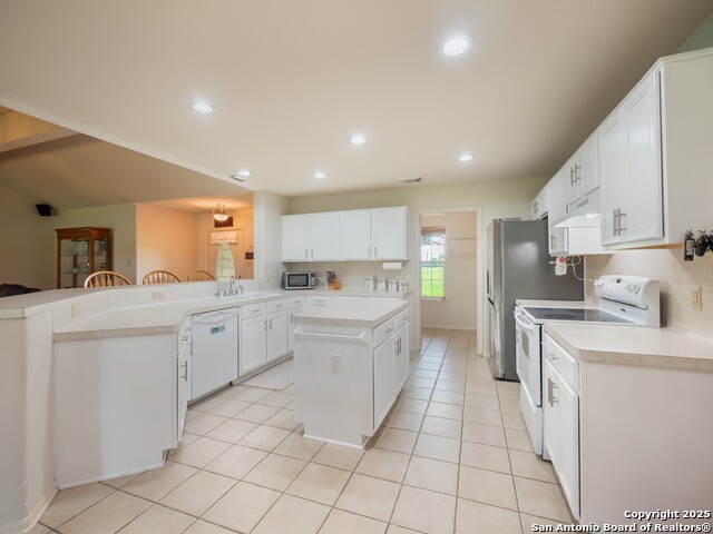 Listing photo id 10 for 658 Lakeview Dr