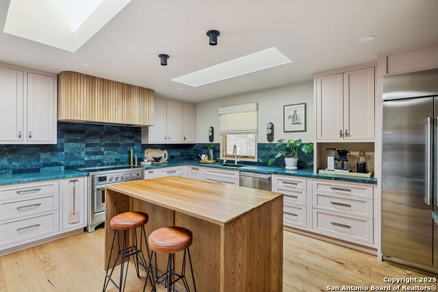 Listing photo id 10 for 2330 Blanton Dr