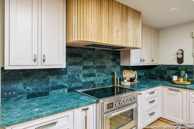 Listing photo id 11 for 2330 Blanton Dr