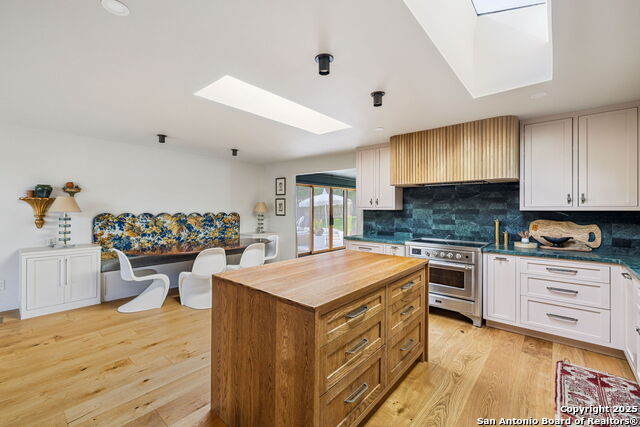 Listing photo id 14 for 2330 Blanton Dr