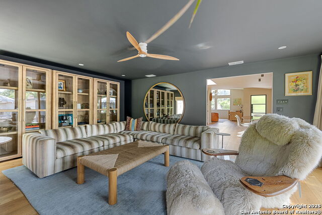 Listing photo id 16 for 2330 Blanton Dr