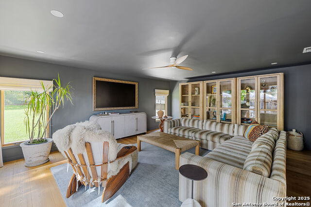Listing photo id 17 for 2330 Blanton Dr