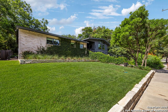 Listing photo id 1 for 2330 Blanton Dr