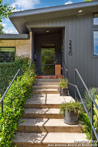 Listing photo id 2 for 2330 Blanton Dr