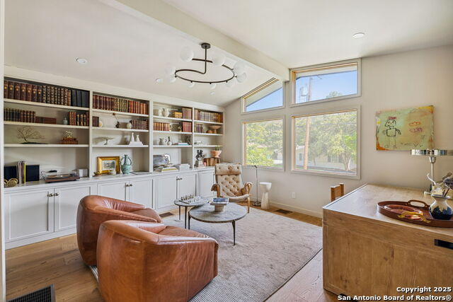 Listing photo id 5 for 2330 Blanton Dr