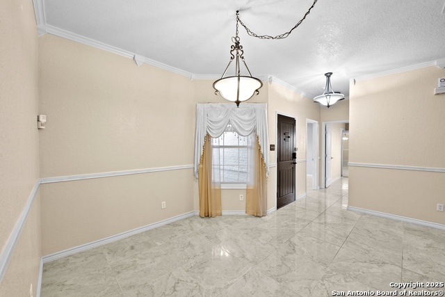 Listing photo id 9 for 6739 Tezel Bend