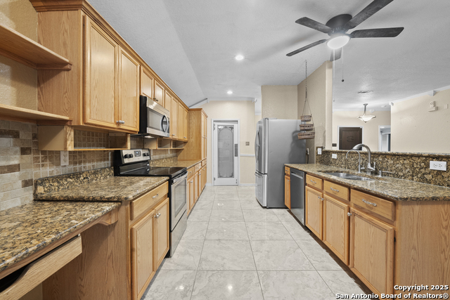 Listing photo id 13 for 6739 Tezel Bend